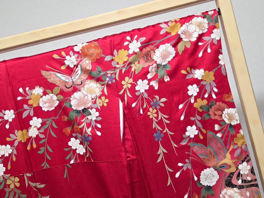 E◆着物くつろぎ 美品 蝶々に花模様 金彩 手毬 袷 正絹 振袖 成人式 着物