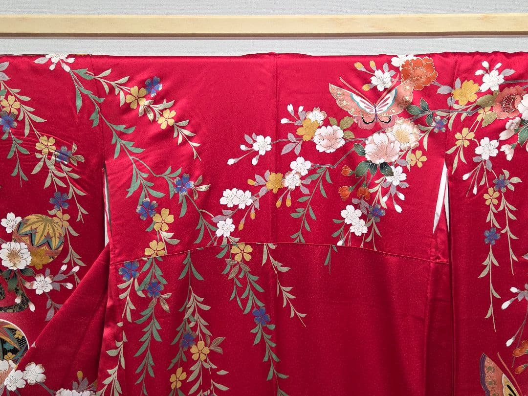 E◆着物くつろぎ 美品 蝶々に花模様 金彩 手毬 袷 正絹 振袖 成人式 着物