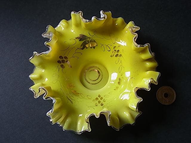 ★B0501★イギリス　アンティーク ガラス 　菓子皿 フリル造