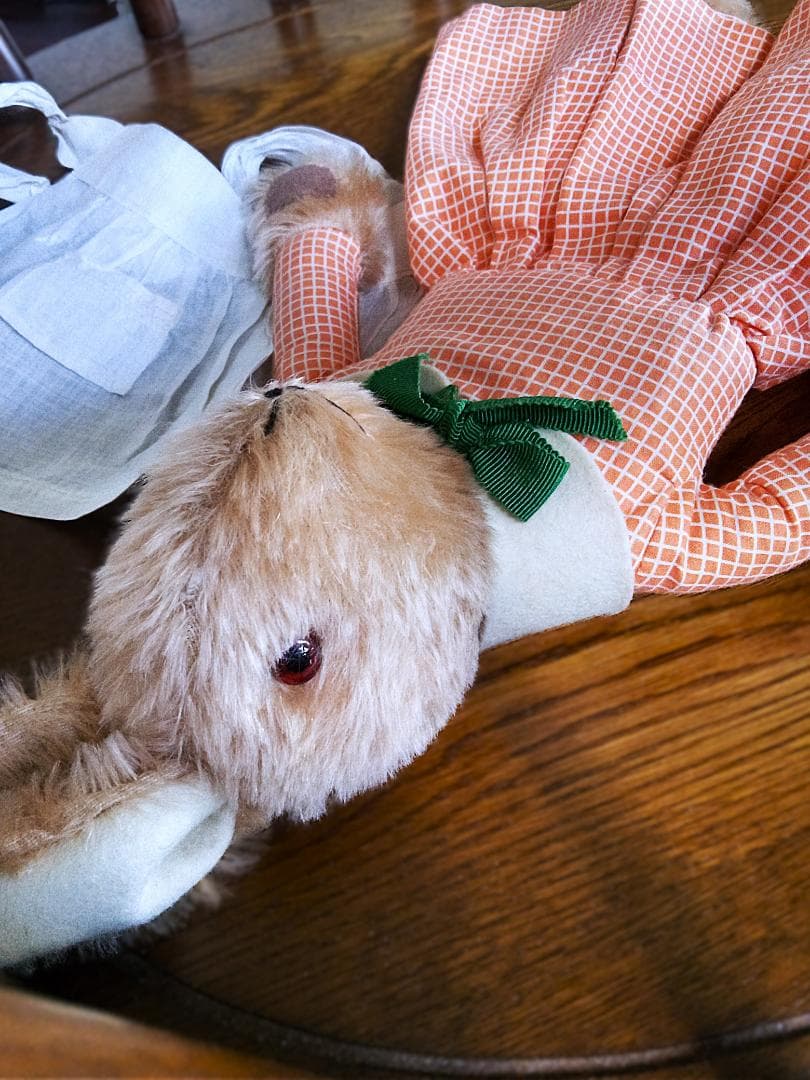 エプロンした足長うさぎの女の子　ドレスラビット　ビンテージ　イギリスより