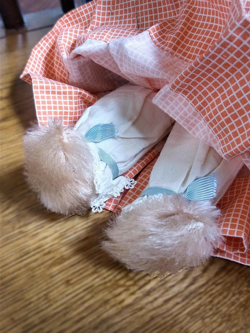 エプロンした足長うさぎの女の子　ドレスラビット　ビンテージ　イギリスより