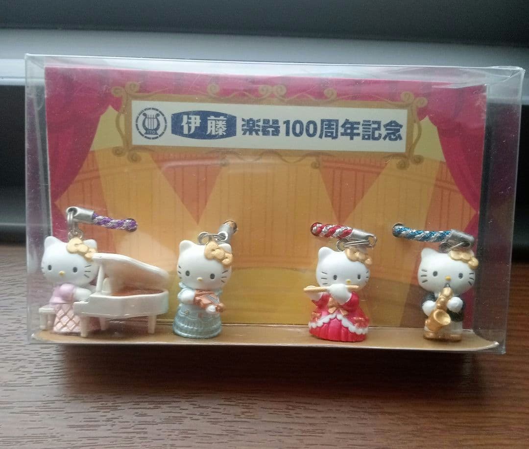 d*9様 伊藤楽器限定　ハローキティ　ストラップ 4個セット