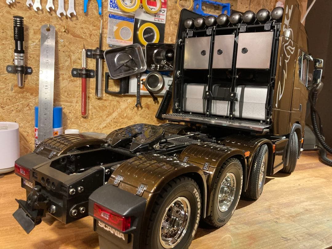 タミヤスカニア8×4 BMW B09マラケシュブラウンウレタン鏡面塗装仕上げ