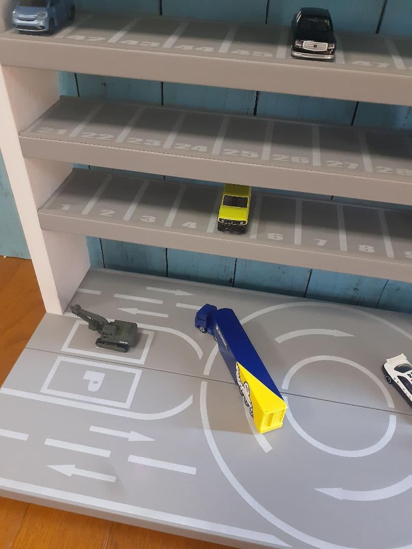 ひひひ　8段150台ロータリー交差点付きトミカ収納棚