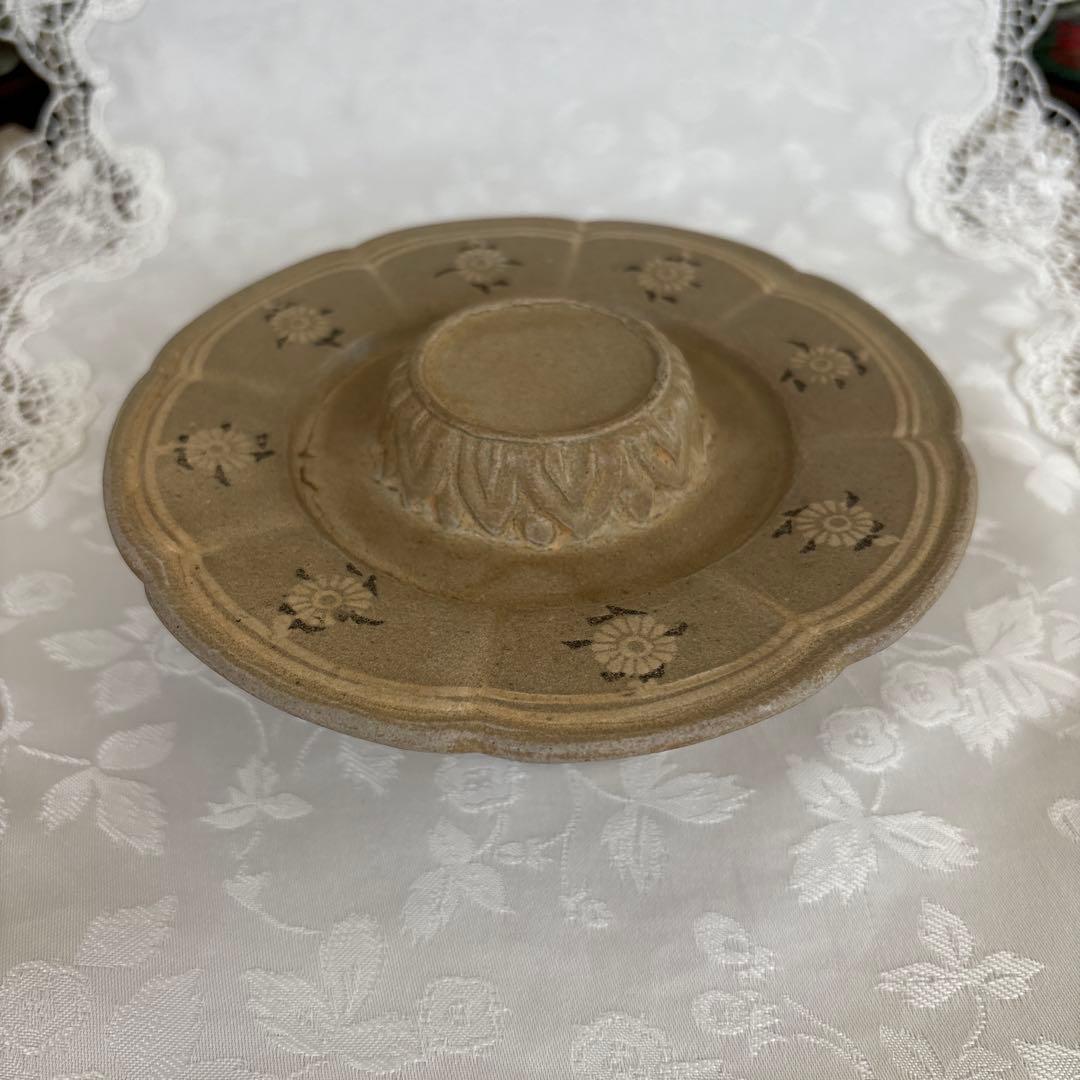 高麗 青磁象嵌陽刻菊花文輪花形　高麗青磁盃台　盞托　骨董品
