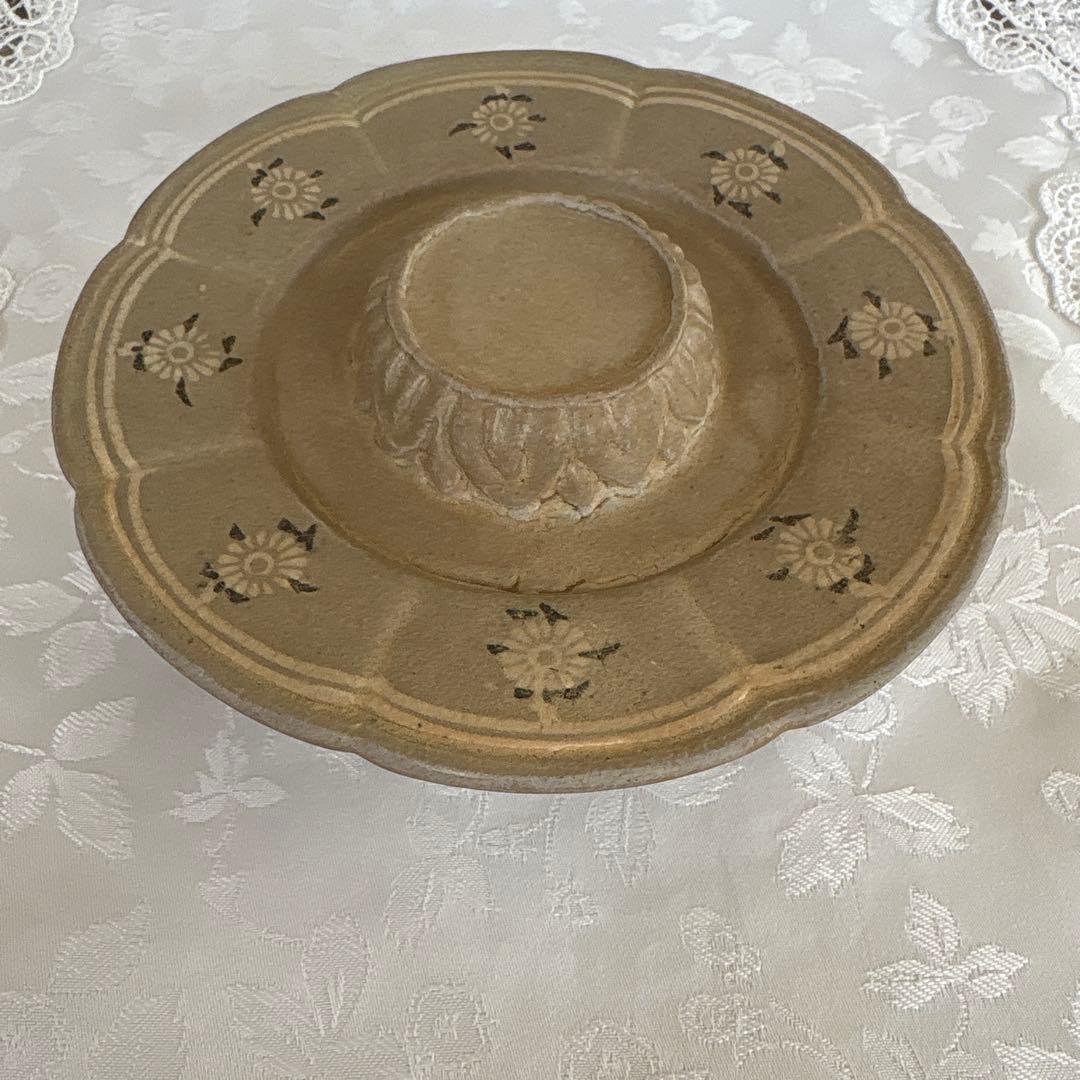 高麗 青磁象嵌陽刻菊花文輪花形　高麗青磁盃台　盞托　骨董品