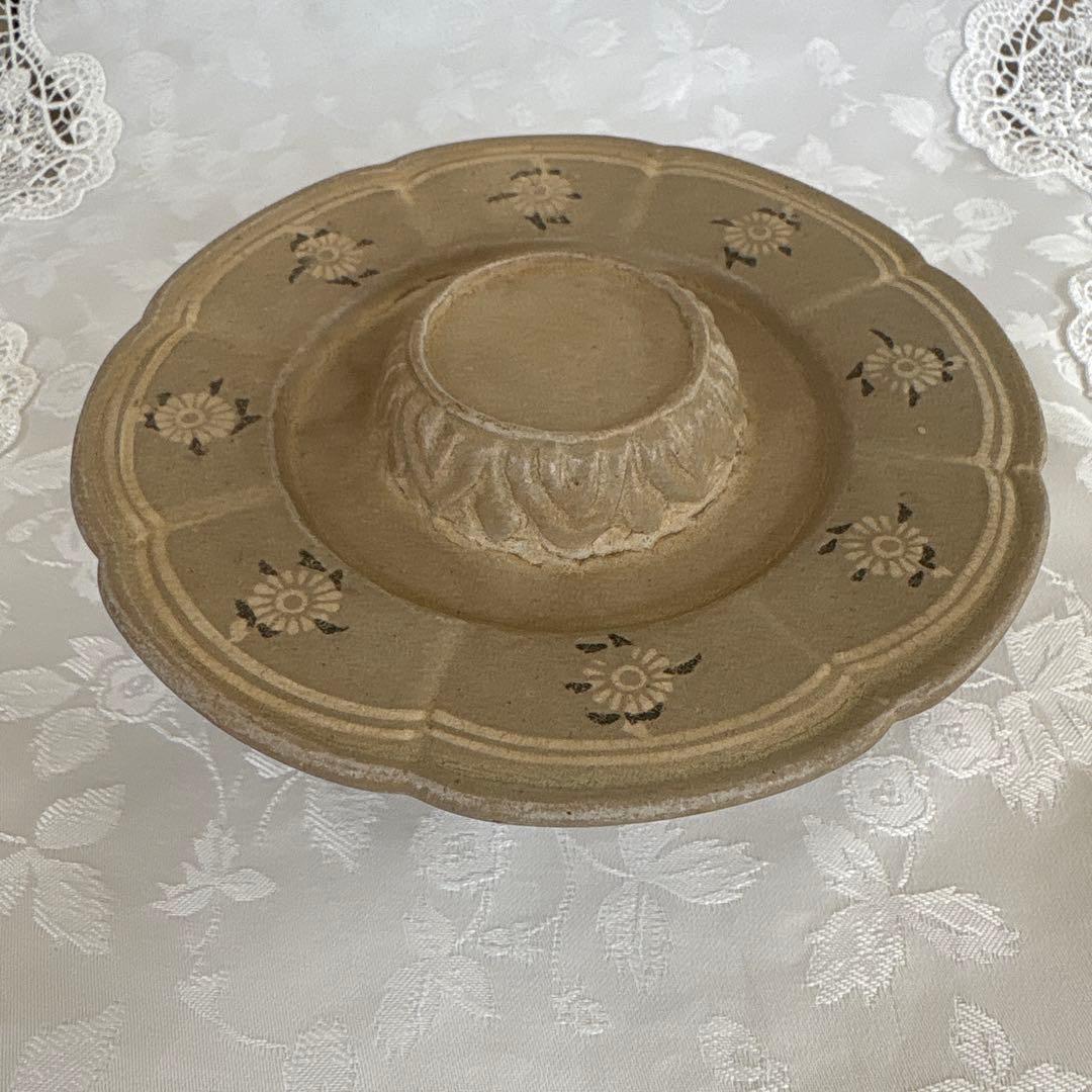 高麗 青磁象嵌陽刻菊花文輪花形　高麗青磁盃台　盞托　骨董品