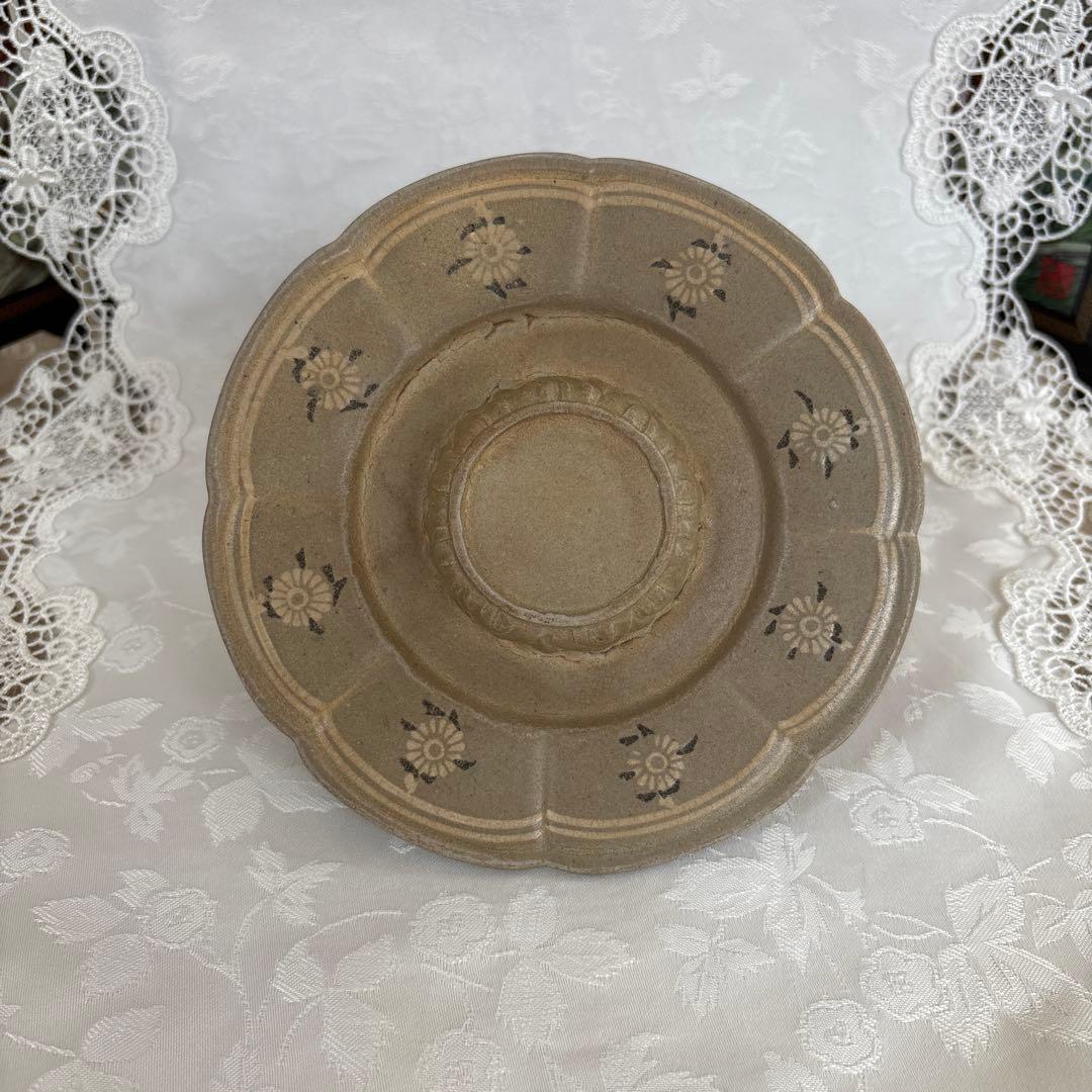 高麗 青磁象嵌陽刻菊花文輪花形　高麗青磁盃台　盞托　骨董品