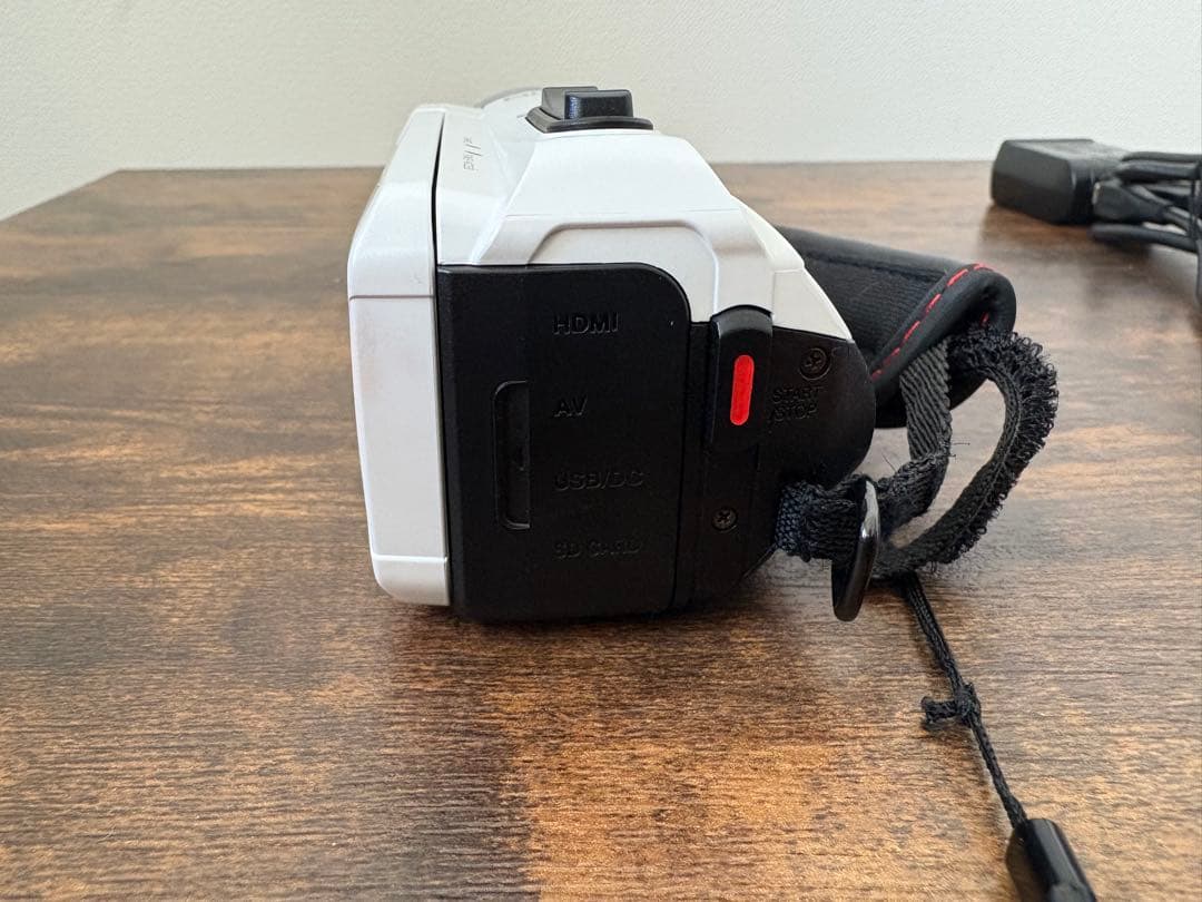 ビデオカメラ　JVC FULL HD GZ-RX600-W