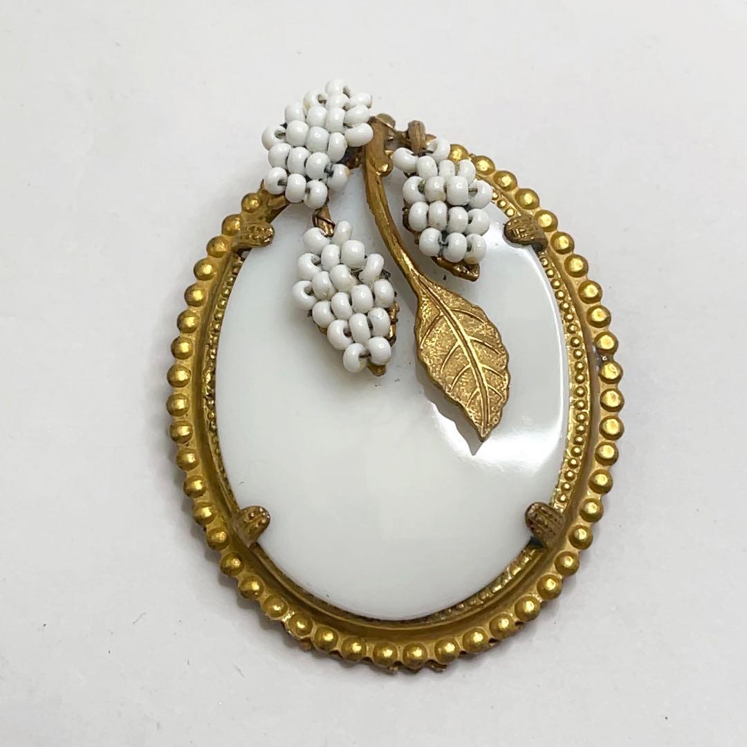 アンティークレア ミリアムハスケル ミルクガラス×ゴールド ブドウ ブローチ