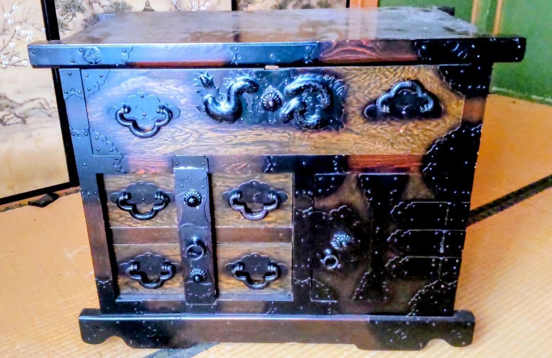 「大切に保管していました」伝統的な日本の木製タンス