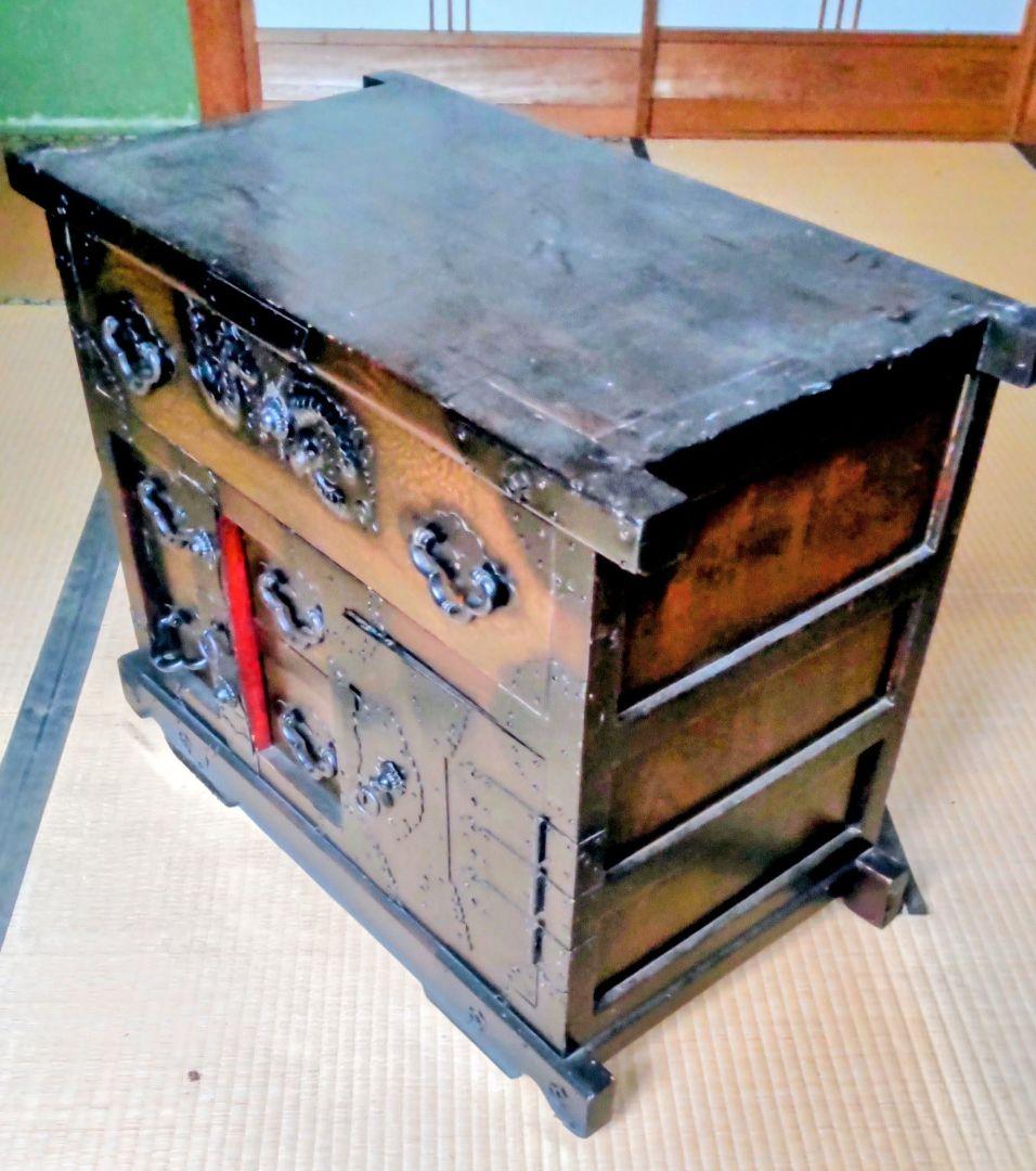 「大切に保管していました」伝統的な日本の木製タンス