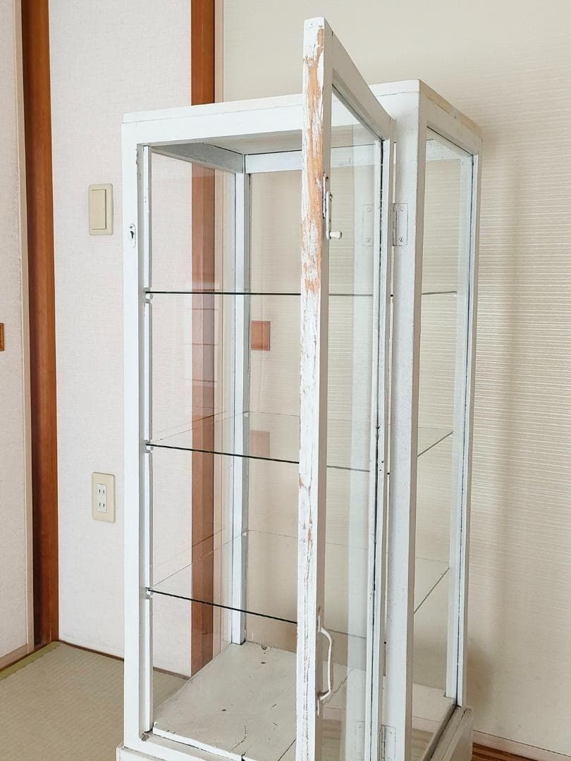 古いガラスのキャビネット