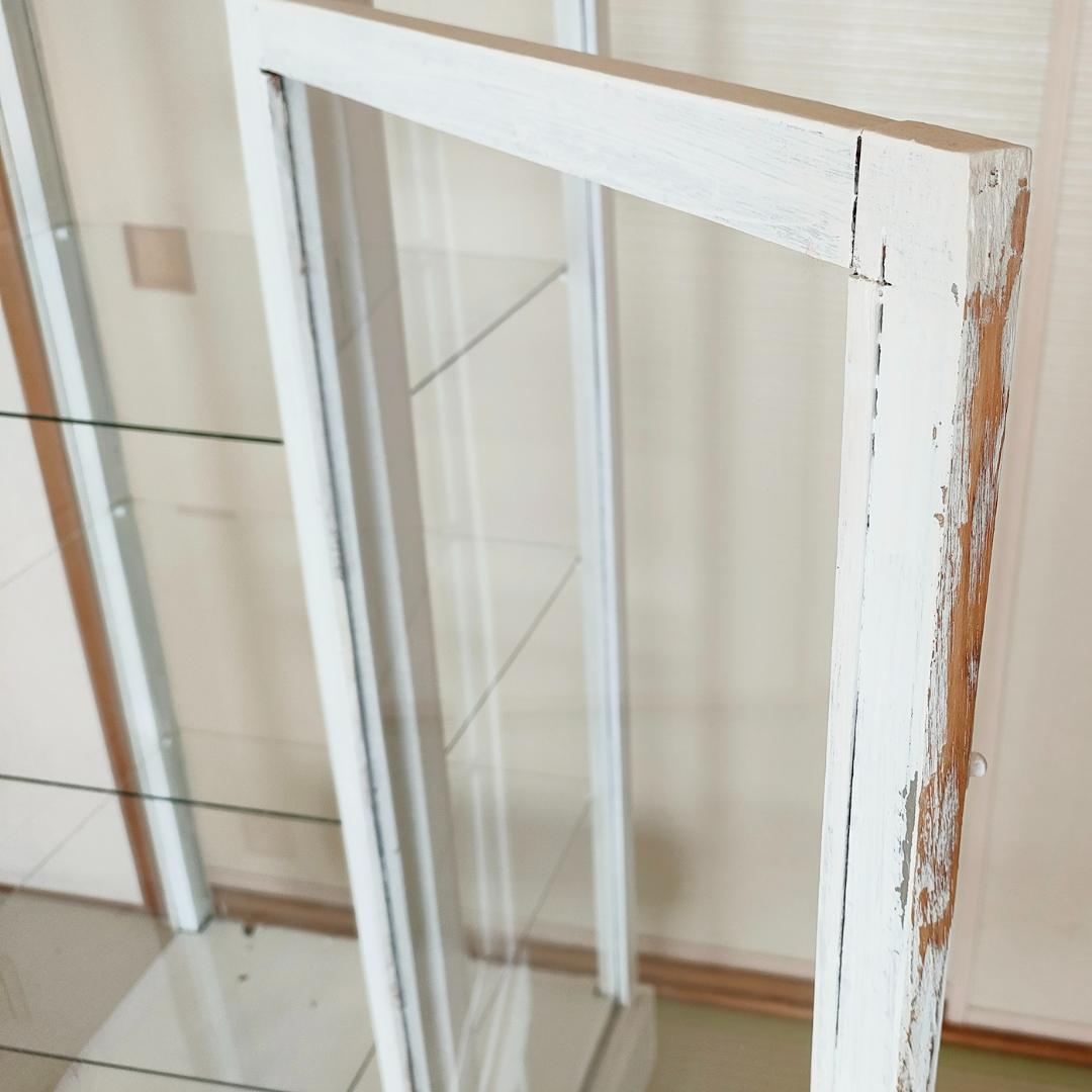 古いガラスのキャビネット