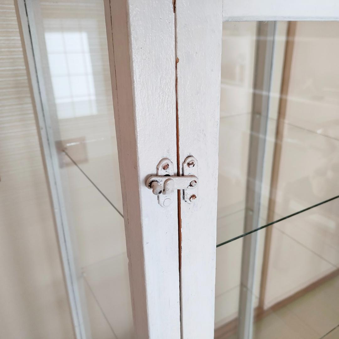 古いガラスのキャビネット