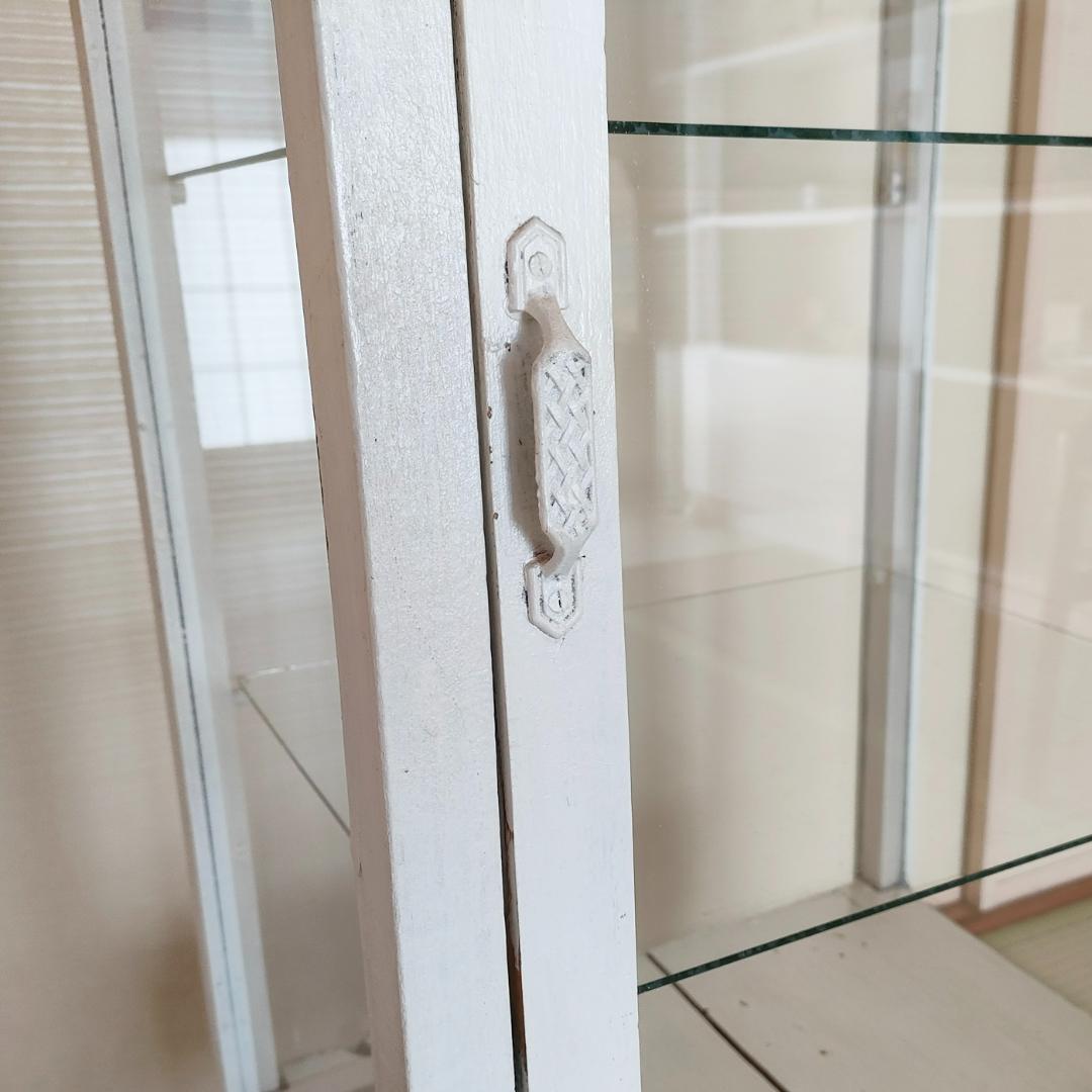 古いガラスのキャビネット