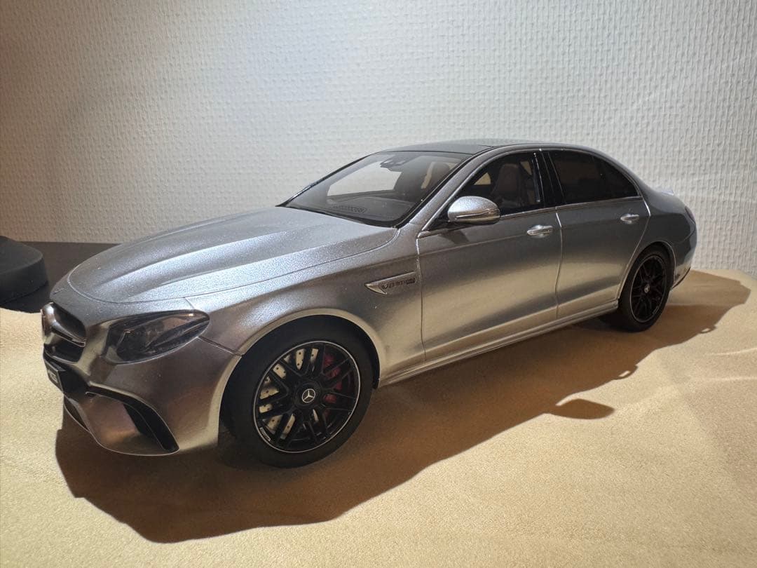 Mercedes-Benz AMG E63 セダン ミニカー1/18