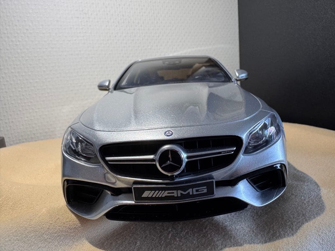 Mercedes-Benz AMG E63 セダン ミニカー1/18