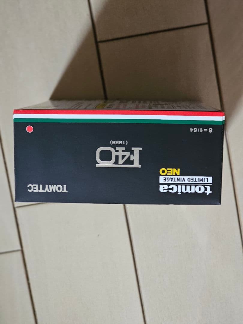 トミカリミテッジヴィンテージネオ　1/64 フェラーリ f40