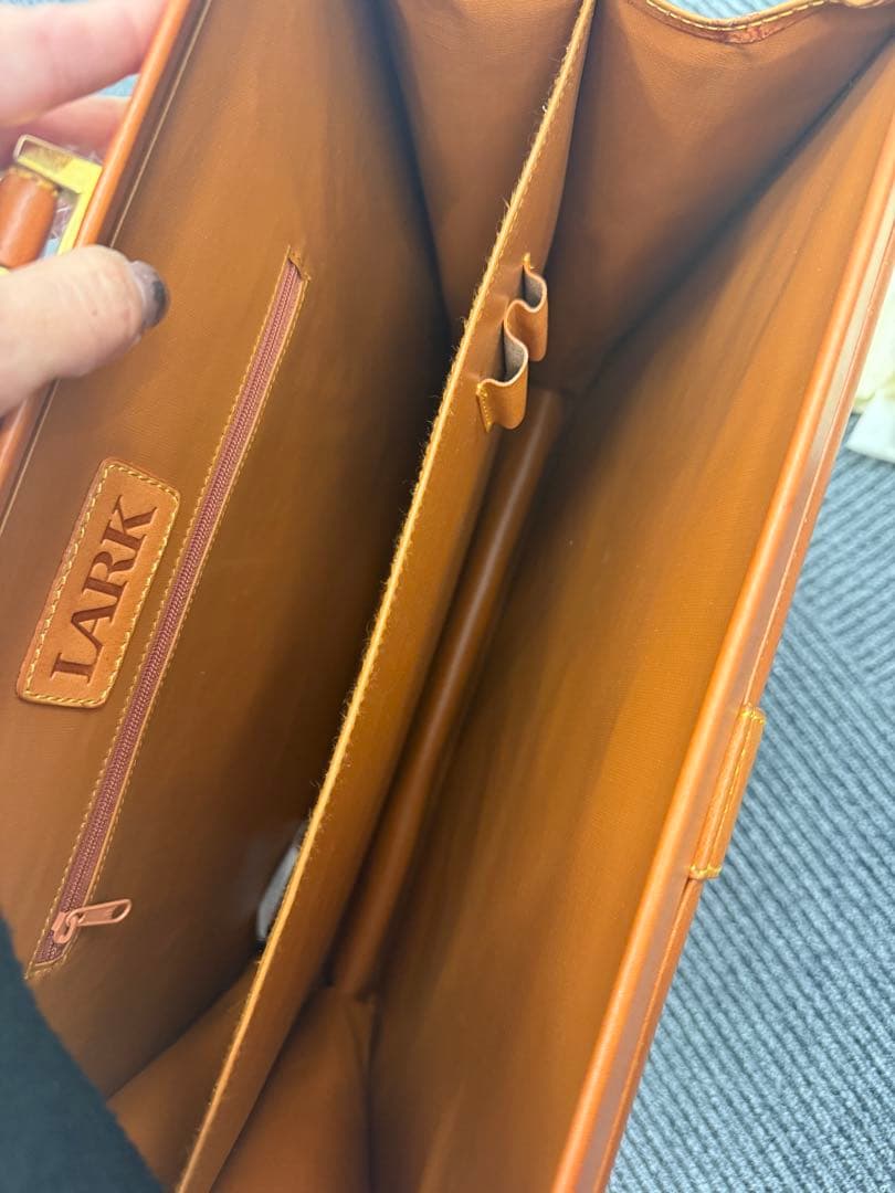 非売品　鍵付き　ラーク　ダレスバッグ　A4収納可　レザー　ブラウン