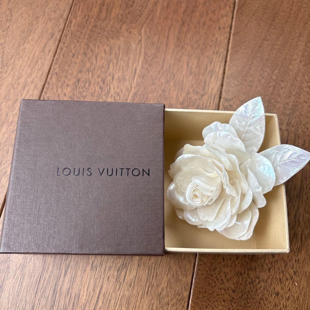 LOUIS VUITTON ホワイト花　ブローチ　コサージュ　ほぼ未使用