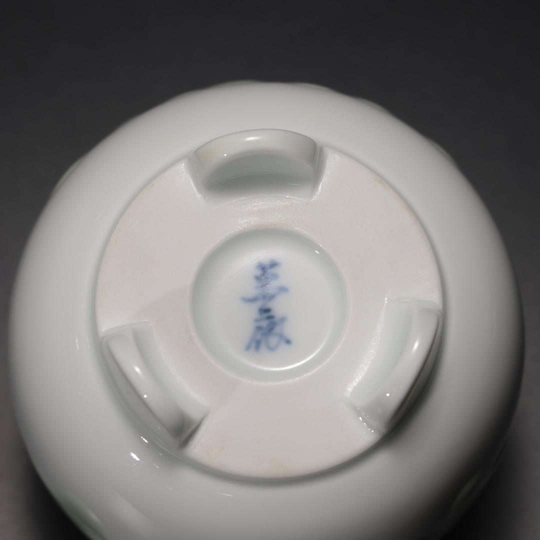 井上萬二作　人間国宝　白磁緑釉彫文香炉　共箱　R1167お12