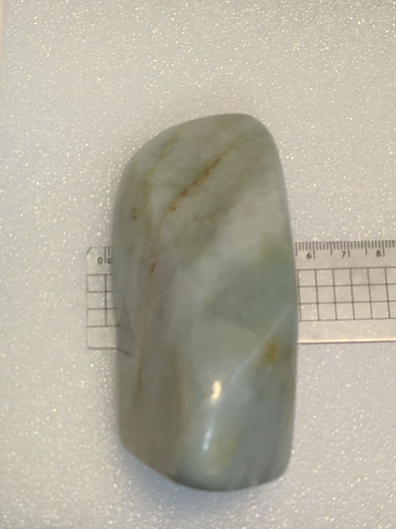 ミャンマー産 翡翠原石451g 薄いグリーンの色合い 光の透過が高い石質です。