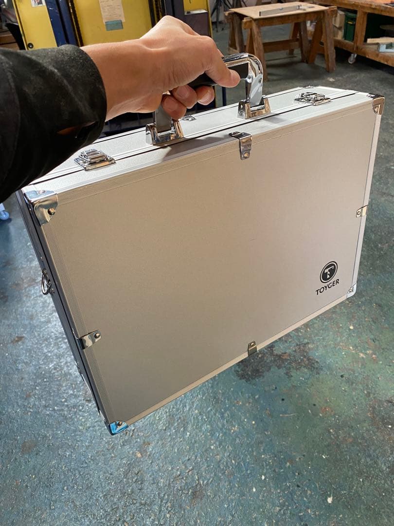 最終価格　TOYGER アタッシュケース シルバー