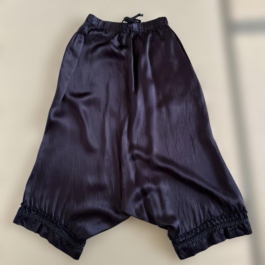 【コム デ ギャルソン】黒サテン サルエルパンMサイズ　レディース