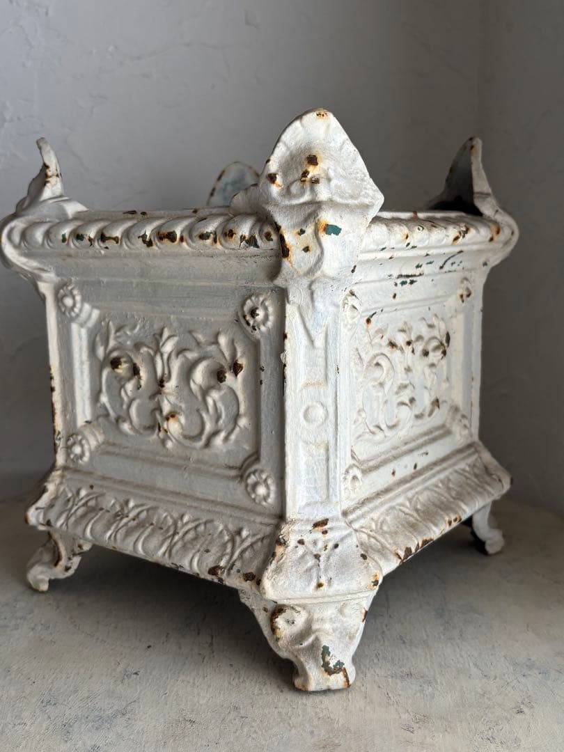 フランスアンティーク 鋳鉄製 白いプランター　ガーデニング