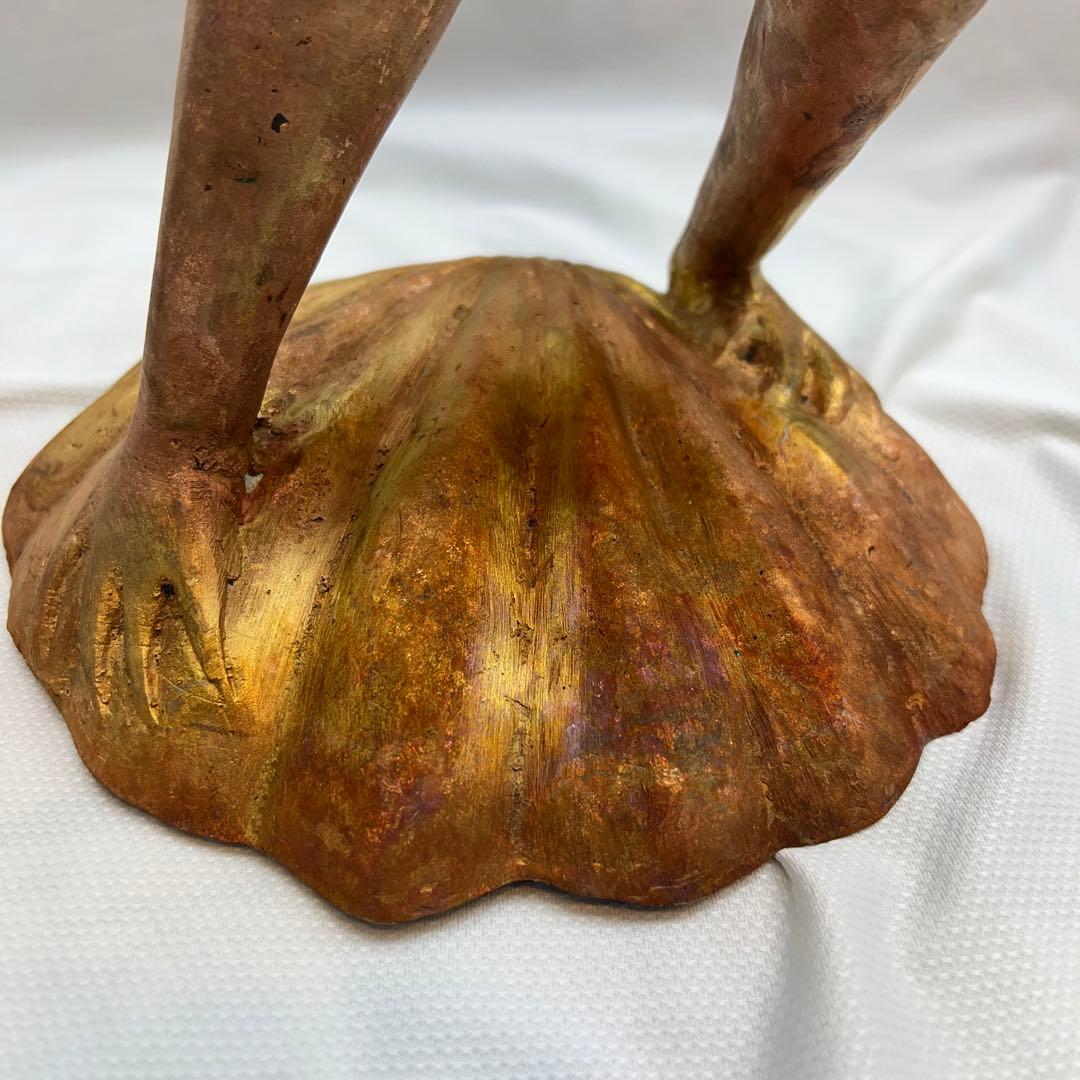 カエル（蛙）が葉っぱの傘を持ってる真鍮の置物