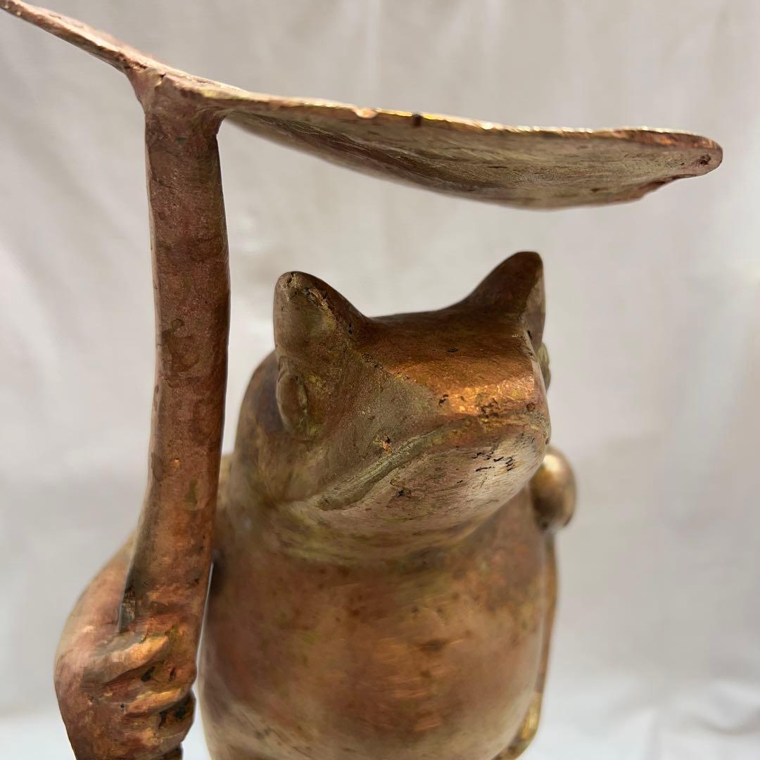 カエル（蛙）が葉っぱの傘を持ってる真鍮の置物