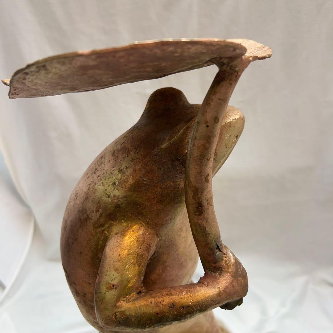 カエル（蛙）が葉っぱの傘を持ってる真鍮の置物