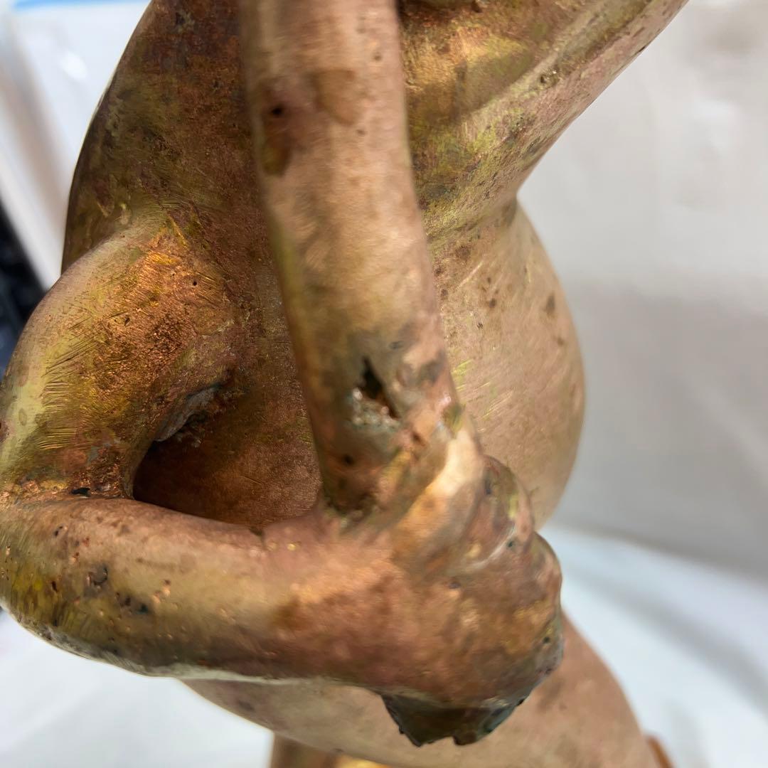 カエル（蛙）が葉っぱの傘を持ってる真鍮の置物