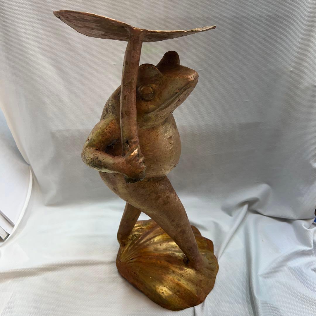 カエル（蛙）が葉っぱの傘を持ってる真鍮の置物