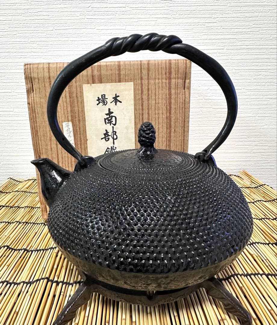 未使用品、供箱付　南部名工金秀 及春鋳造 算盤形捻鉉アラレ　南部鉄瓶　南部鉄器