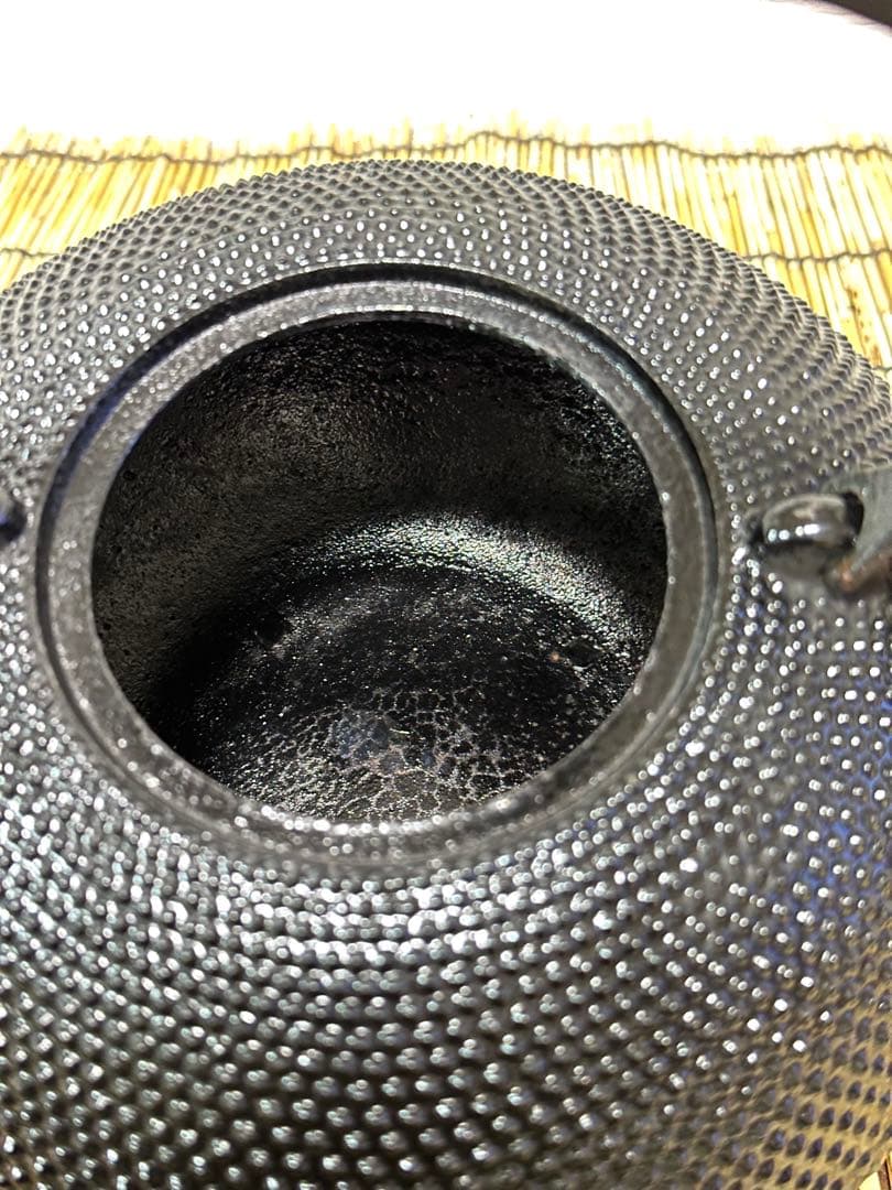 未使用品、供箱付　南部名工金秀 及春鋳造 算盤形捻鉉アラレ　南部鉄瓶　南部鉄器