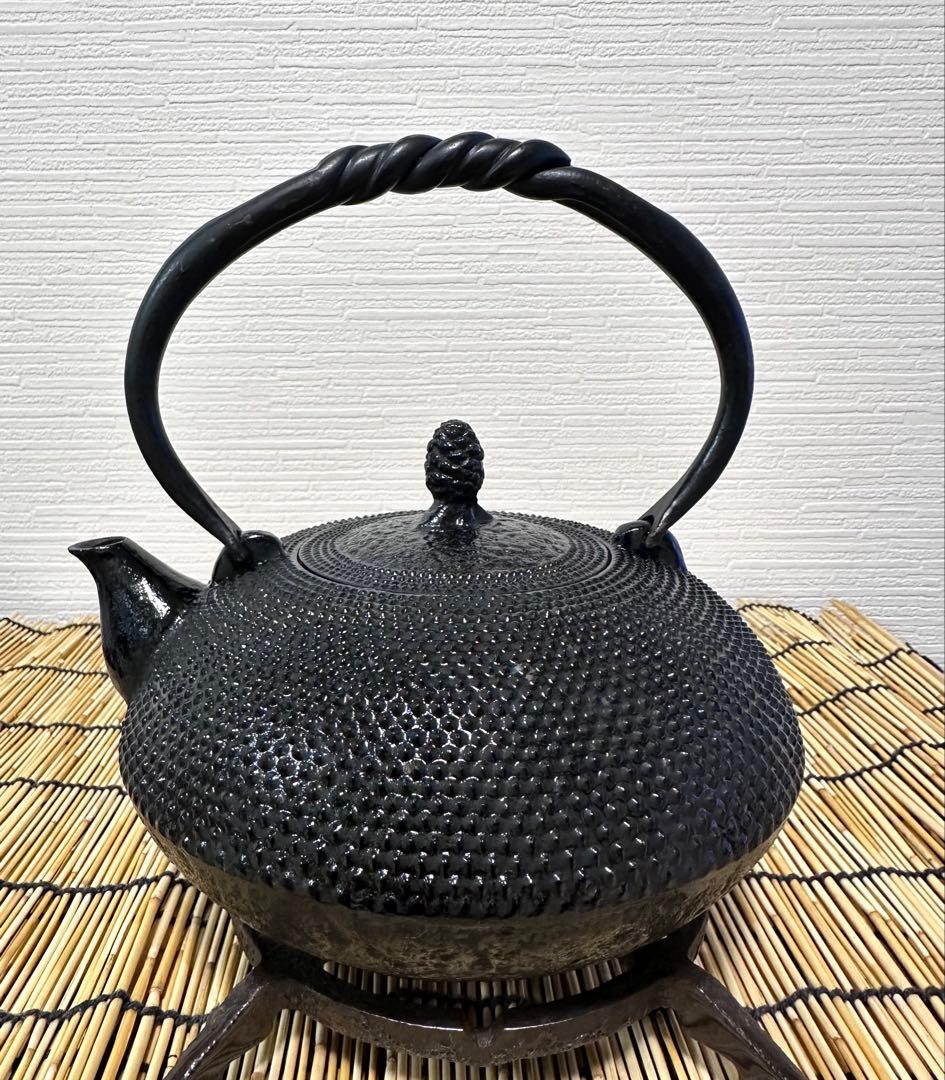 未使用品、供箱付　南部名工金秀 及春鋳造 算盤形捻鉉アラレ　南部鉄瓶　南部鉄器