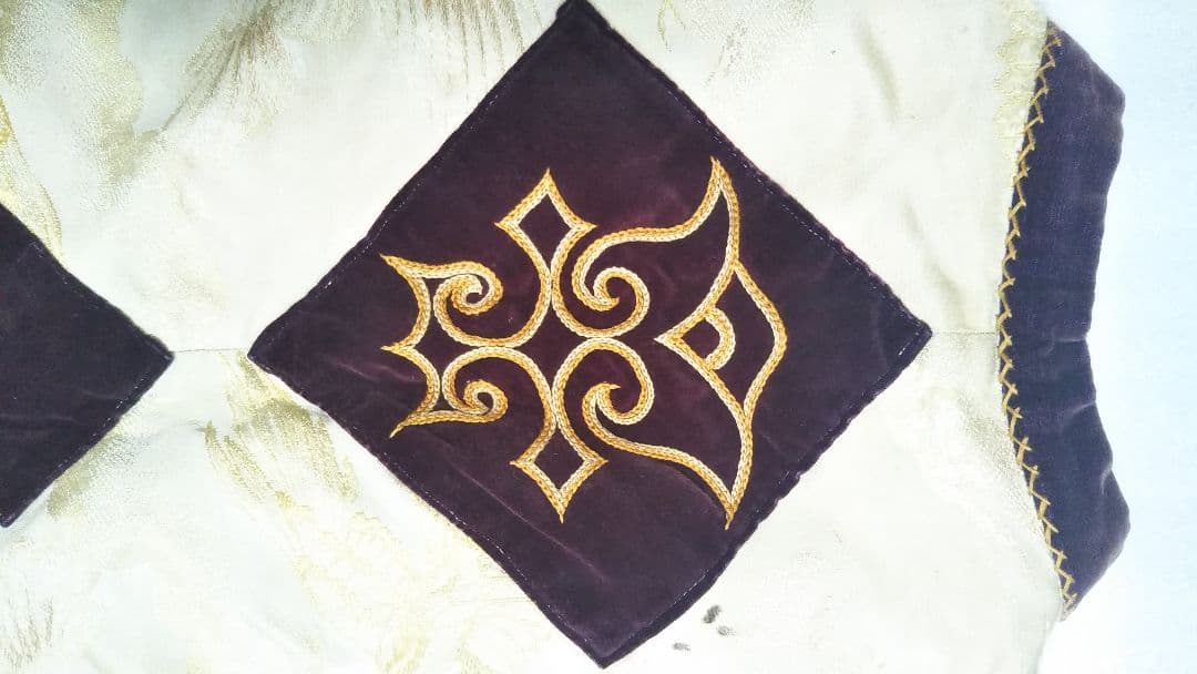 アイヌ衣装!豪華金色刺繍