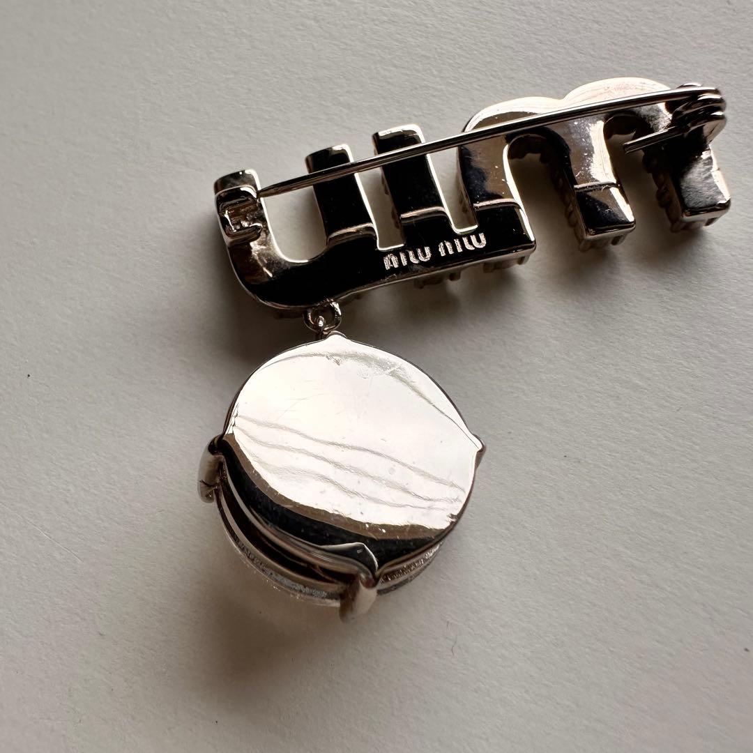 Miu Miu ロゴダングルブローチ