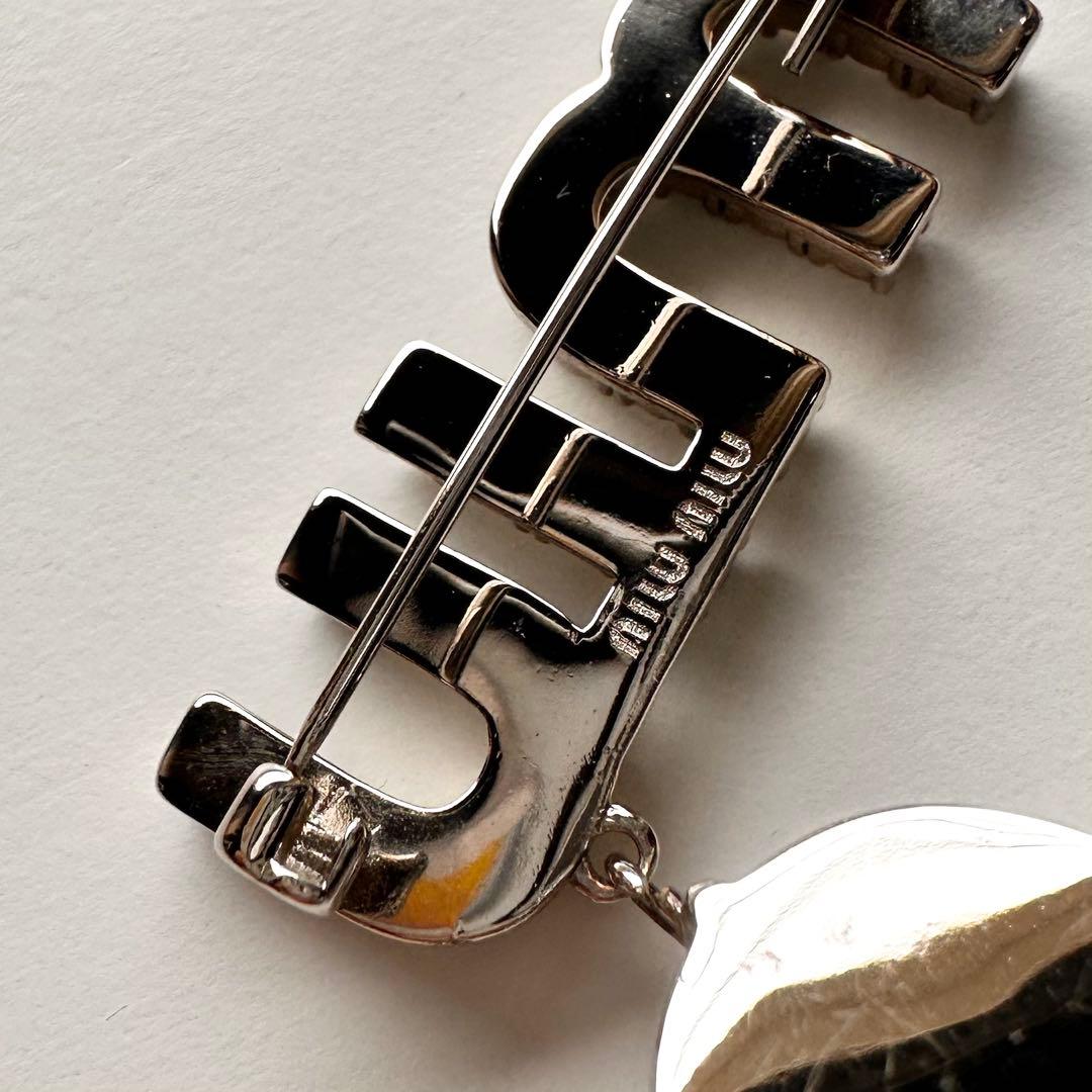 Miu Miu ロゴダングルブローチ