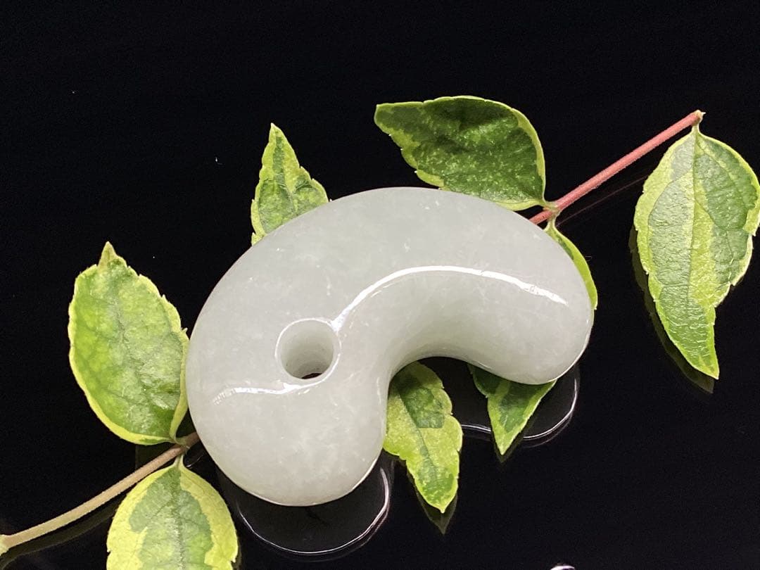 破格お値段です‼️氷アイスジェイド糸魚川翡翠勾玉　本物の守護石をお身近に鑑別書付‼️