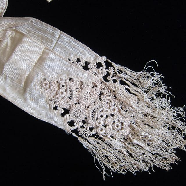 フランスアンティーク 絹リボン 腕章 プルミエコミニョン マクラメ編