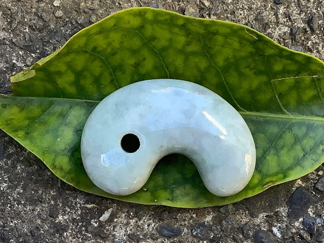 ✳アイスジェイド氷肌紋様‼️ 糸魚川翡翠勾玉　本物を守護石に　機械鑑定鑑別書付