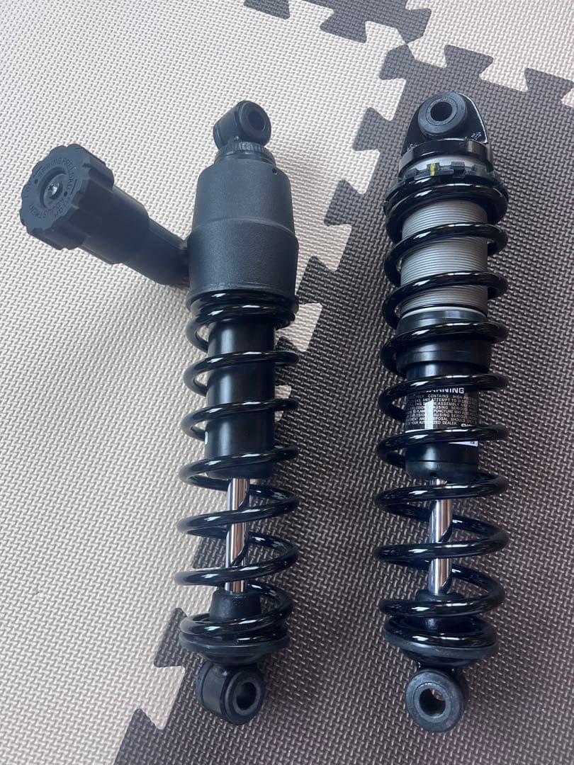 ロードグライド2024年式　純正リアショック