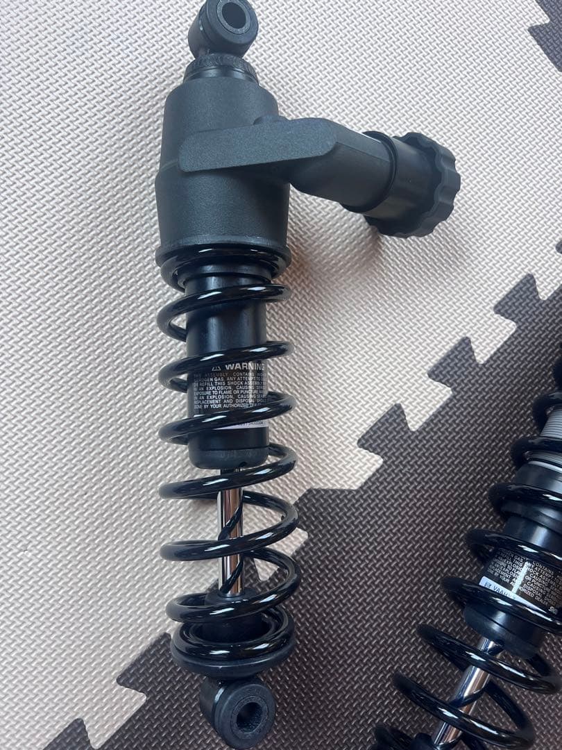 ロードグライド2024年式　純正リアショック