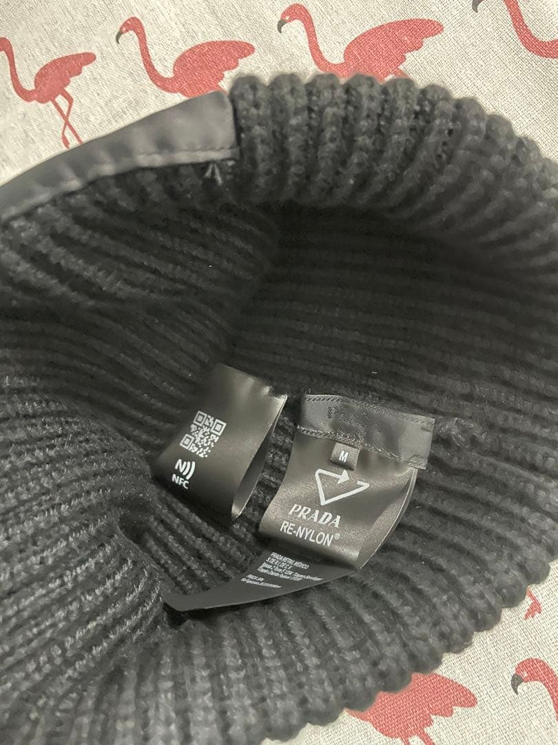 美品プラダ　ブラック　ニット帽 Mサイズ
