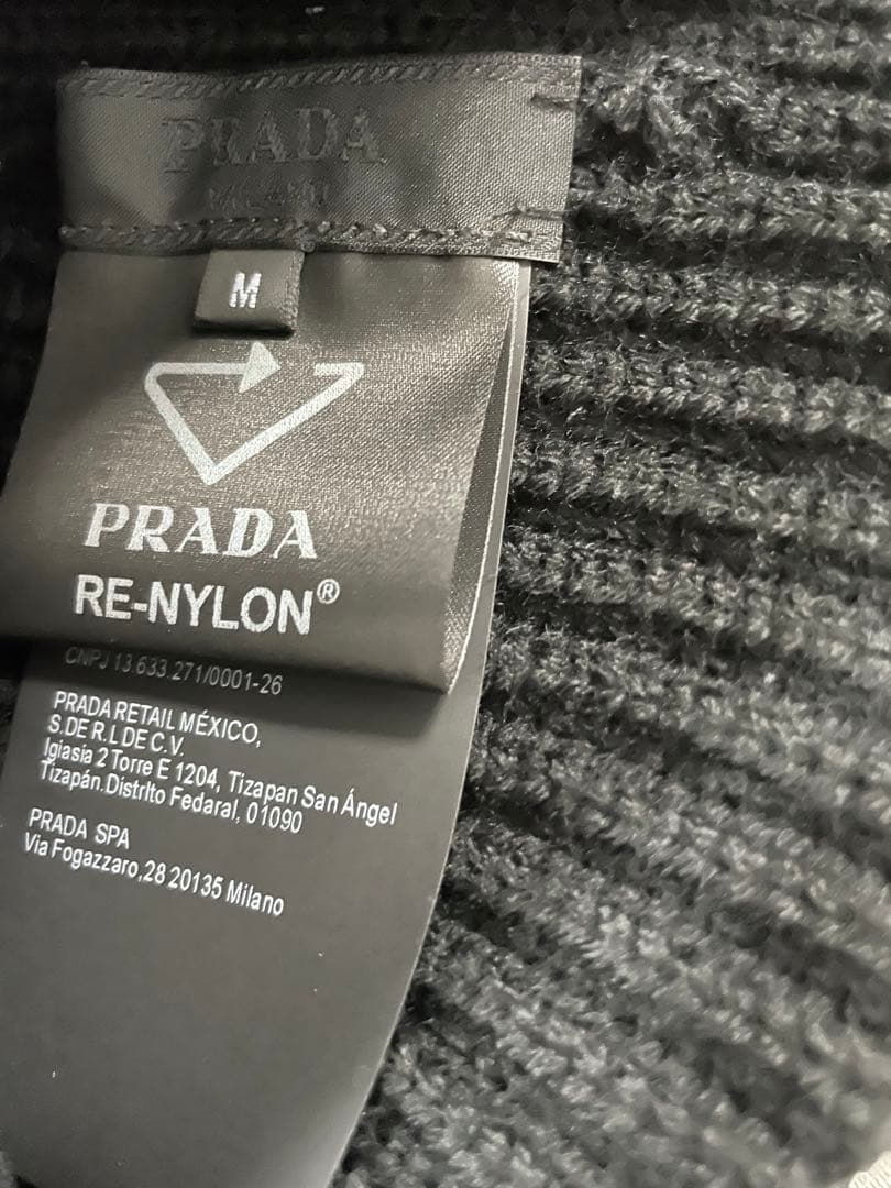 美品プラダ　ブラック　ニット帽 Mサイズ