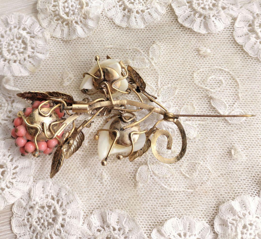 コーラルカボションの花 シェル 貝細工 ブローチ ヴィンテージと他2点