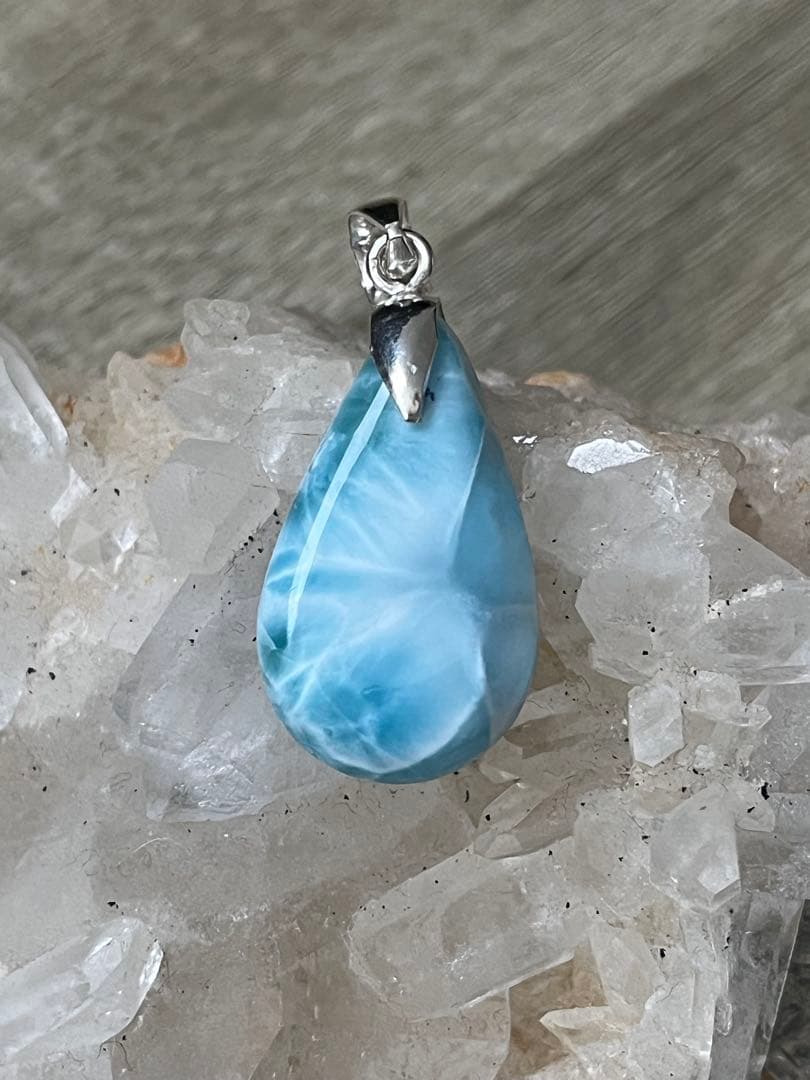 天然石ラリマー☆高品質！しずく型ペンダントトップ☆両面違う模様で素敵！